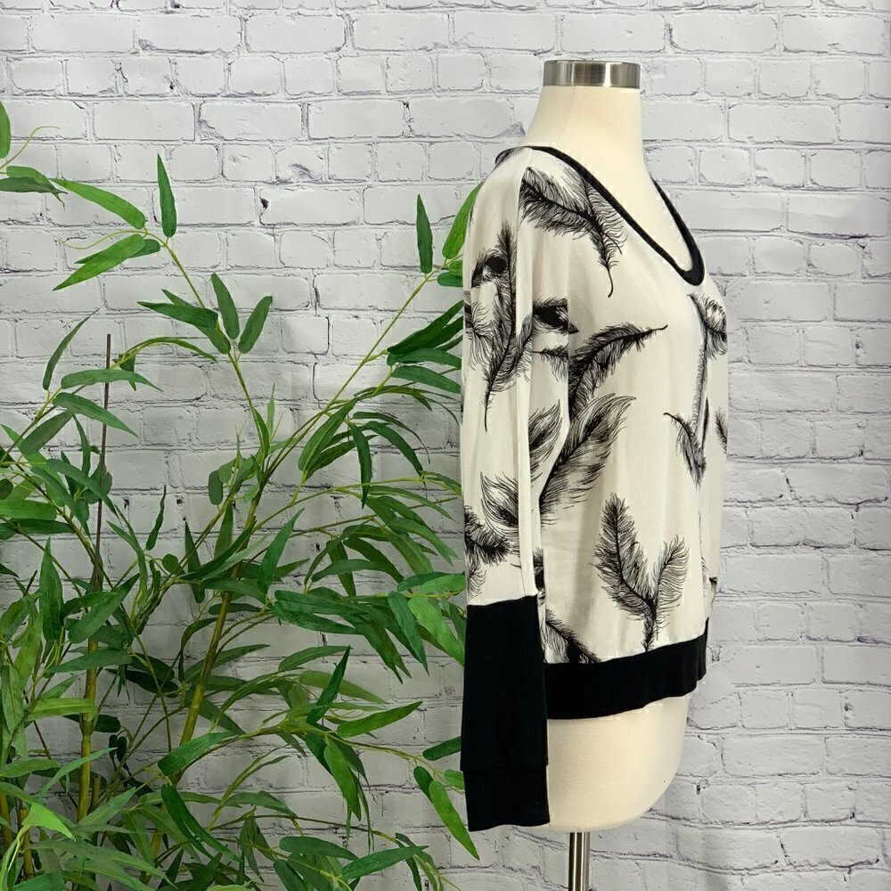 🎉Andrea Jovine White w/ Black Feathers Sweater - Picture 2 of 5